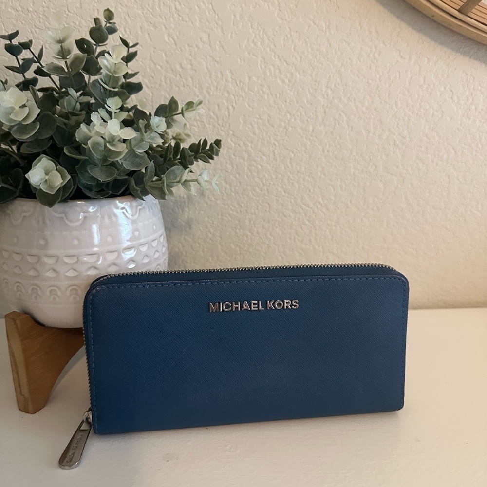 Michael Kors Blue Wallet EUC Saffiano